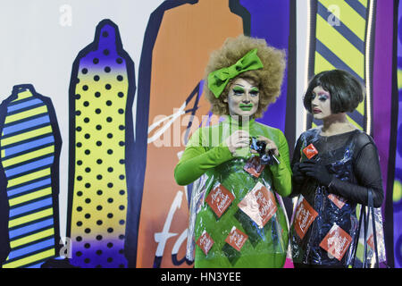 Kiev, Ukraine. 7 Février, 2017. Les visiteurs assistent à la ''Ukrainian Fashion Week'' à Kiev, Ukraine, le 07 février 2017. L'événement de la mode présente des collections automne-hiver 2017/18 par l'Ukrainien et designers internationaux du 4 au 8 février. Crédit : Serg Glovny/ZUMA/Alamy Fil Live News Banque D'Images