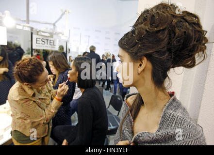 Kiev, Ukraine. 7 Février, 2017. Attendre les modèles au cours de la ''backstage Ukrainian Fashion Week'' à Kiev, Ukraine, le 07 février 2017. L'événement de la mode présente des collections automne-hiver 2017/18 par l'Ukrainien et designers internationaux du 4 au 8 février. Crédit : Serg Glovny/ZUMA/Alamy Fil Live News Banque D'Images