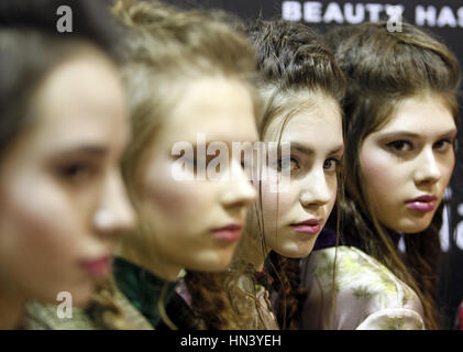 Kiev, Ukraine. 7 Février, 2017. Attendre les modèles backstage, au cours de la ''Ukrainian Fashion Week'' à Kiev, Ukraine, le 07 février 2017. L'événement de la mode présente des collections automne-hiver 2017/18 par l'Ukrainien et designers internationaux du 4 au 8 février. Crédit : Serg Glovny/ZUMA/Alamy Fil Live News Banque D'Images