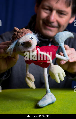 Goettingen, Allemagne. Feb 6, 2017. Artiste Christoph Buchfink de marionnettes et sa marionnette 'Hermes' dans la pièce de théâtre 'Die Blattwinzlinge" de l'Buchfink theatre sont à répéter à Goettingen, Allemagne, 6 février 2017. Le théâtre de marionnettes de Goettingen 32e jours aura lieu entre les 11 et 27 février 2017. Photo : Swen Pförtner/dpa/Alamy Live News Banque D'Images