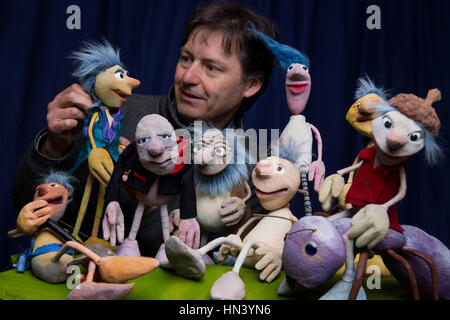 Goettingen, Allemagne. Feb 6, 2017. Artiste Christoph Buchfink de marionnettes et ses marionnettes de la pièce de théâtre 'Die Blattwinzlinge" de l'Buchfink theatre sont à répéter à Goettingen, Allemagne, 6 février 2017. Le théâtre de marionnettes de Goettingen 32e jours aura lieu entre les 11 et 27 février 2017. Photo : Swen Pförtner/dpa/Alamy Live News Banque D'Images