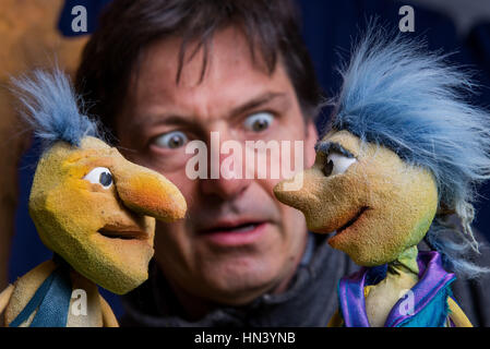 Goettingen, Allemagne. Feb 6, 2017. Artiste Christoph Buchfink de marionnettes et ses marionnettes 'Haeberle' et 'Birkenbluete' dans la pièce de théâtre 'Die Blattwinzlinge" de l'Buchfink theatre sont à répéter à Goettingen, Allemagne, 6 février 2017. Le théâtre de marionnettes de Goettingen 32e jours aura lieu entre les 11 et 27 février 2017. Photo : Swen Pförtner/dpa/Alamy Live News Banque D'Images