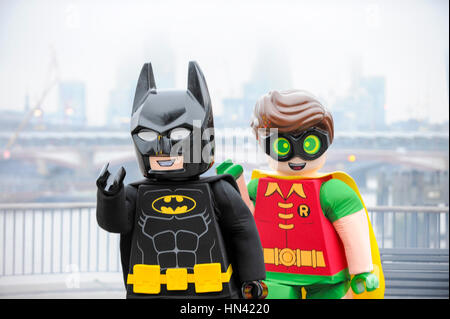 Londres, Royaume-Uni. Feb 8, 2017. LEGO Batman et Robin personnages costumés posent avec un LEGO géant Batarang, qui a s'est écrasé au point d'observation sur la rive sud. Créé à l'occasion de la sortie du film Batman, le Batarang a été faite à partir de 35 000 briques LEGO par le constructeur LEGO, Duncan Titmarsh de briques lumineuses, et sera en place jusqu'au jeudi soir, avec le film sorti en salles au Royaume-Uni le vendredi. Crédit : Stephen Chung/Alamy Live News Banque D'Images