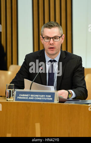 Edinburgh, Royaume-Uni. Feb 8, 2017. Secrétaire du Cabinet aux Finances Derek Mackay fait preuve à la Commission des finances et de constitution du Parlement écossais, au début de la phase deux du budget (Ecosse) Projet de loi, Ken Crédit : Jack/Alamy Live News Banque D'Images