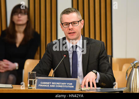 Edinburgh, Royaume-Uni. Feb 8, 2017. Secrétaire du Cabinet aux Finances Derek Mackay fait preuve à la Commission des finances et de constitution du Parlement écossais, au début de la phase deux du budget (Ecosse) Projet de loi, Ken Crédit : Jack/Alamy Live News Banque D'Images