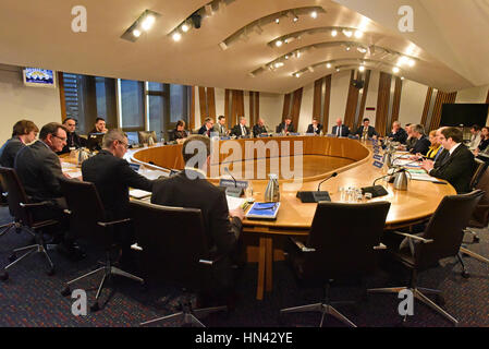 Edinburgh, Royaume-Uni. Feb 8, 2017. Le Comité des finances et de constitution du parlement écossais lorsqu'il recueille secrétaire du Cabinet aux Finances Derek Mackay au début de la phase deux du budget (Ecosse) Projet de loi, Ken Crédit : Jack/Alamy Live News Banque D'Images