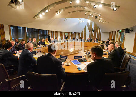 Edinburgh, Royaume-Uni. Feb 8, 2017. Le Comité des finances et de constitution du parlement écossais lorsqu'il recueille secrétaire du Cabinet aux Finances Derek Mackay au début de la phase deux du budget (Ecosse) Projet de loi, Ken Crédit : Jack/Alamy Live News Banque D'Images