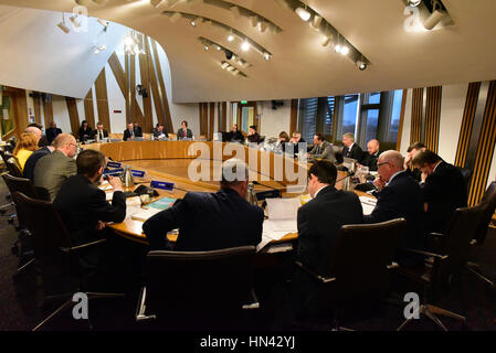 Edinburgh, Royaume-Uni. Feb 8, 2017. Le Comité des finances et de constitution du parlement écossais lorsqu'il recueille secrétaire du Cabinet aux Finances Derek Mackay au début de la phase deux du budget (Ecosse) Projet de loi, Ken Crédit : Jack/Alamy Live News Banque D'Images