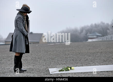 Weimar, Allemagne. Feb 8, 2017. La reine néerlandaise Maxima et Roi Willem-Alexander visiter le mémorial de Buchenwald assis, portant des fleurs, à Weimar, Allemagne, le 8 février 2017. Photo : Jan Woitas/dpa-Zentralbild/dpa/Alamy Live News Banque D'Images