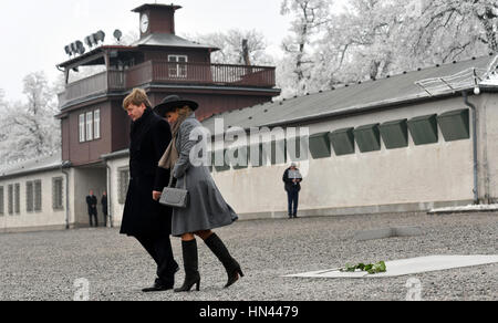Weimar, Allemagne. Feb 8, 2017. La reine néerlandaise Maxima et Roi Willem-Alexander visiter le mémorial de Buchenwald assis, portant des fleurs, à Weimar, Allemagne, le 8 février 2017. Photo : Hendrik Schmidt/dpa-Zentralbild/dpa/Alamy Live News Banque D'Images