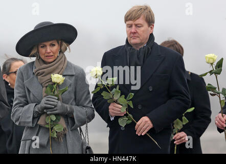 Weimar, Allemagne. Feb 8, 2017. La reine néerlandaise Maxima et Roi Willem-Alexander visiter le mémorial de Buchenwald assis, portant des fleurs, à Weimar, Allemagne, le 8 février 2017. Photo : Jan Woitas/dpa-Zentralbild/dpa/Alamy Live News Banque D'Images