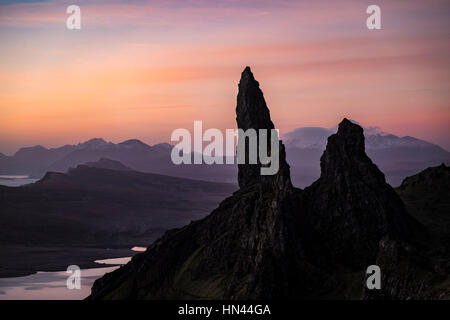 Une aube du ciel rempli d'oranges et de rose sur le vieil homme de Storr sur l'île de Skye. Banque D'Images