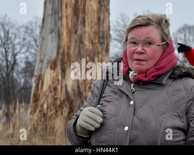 Fuerstenberg, Allemagne. Feb 8, 2017. Dehle-Thaelmann Vera, le président de la société Camp Ravensbrueck et amis au camp de concentration de femmes à Ravensbrueck Fuerstenberg, Allemagne, le 8 février 2017. Le site commémoratif sera élargie avec environ 10 hectares de la zone du camp sud derrière le mur. Le principe utilisé par l'armée soviétique et plus tard sur les troupes de GUS après la Seconde Guerre mondiale jusqu'en 1995. Photo : Bernd Settnik/dpa-Zentralbild/dpa/Alamy Live News Banque D'Images