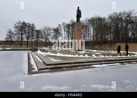 Fuerstenberg, Allemagne. Feb 8, 2017. La sculpture du "Habitacle" de volonté Lammert au camp de concentration de femmes à Ravensbrueck Fuerstenberg, Allemagne, le 8 février 2017. Le site commémoratif sera élargie avec environ 10 hectares de la zone du camp sud derrière le mur. Le principe utilisé par l'armée soviétique et plus tard sur les troupes de GUS après la Seconde Guerre mondiale jusqu'en 1995. Photo : Bernd Settnik/dpa-Zentralbild/dpa/Alamy Live News Banque D'Images