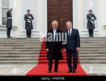 Berlin, Allemagne. Feb 8, 2017. Le Président de l'Uruguay Tabaré Vásquez est accueilli par le président allemand Joachim Gauck (R) au château de Bellevue à Berlin, Allemagne, 8 février 2017. Photo : Monika Skolimowska/dpa/Alamy Live News Banque D'Images