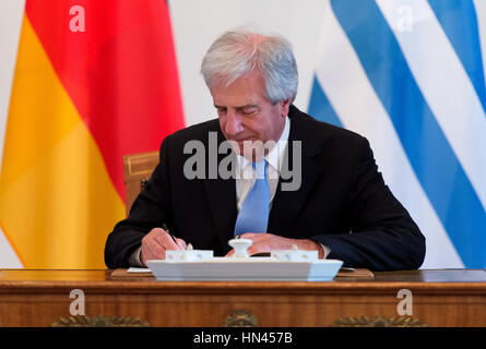 Berlin, Allemagne. Feb 8, 2017. Président de l'Uruguay Tabaré Vásquez signe le livre d'or au château de Bellevue à Berlin, Allemagne, 8 février 2017. Photo : Monika Skolimowska/dpa/Alamy Live News Banque D'Images