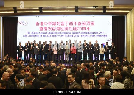 Hong Kong, Chine. Feb 8, 2017. Chef de l'exécutif de la Région administrative spéciale de Hong Kong Leung Chun-ying et d'autres invités un toast au cours de la Chambre générale de commerce chinoise Cocktail de Printemps 2017 à Hong Kong, Chine du sud, le 8 février 2017. Credit : Wang Shen/Xinhua/Alamy Live News Banque D'Images