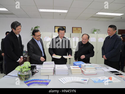 Beijing, Chine. Feb 8, 2017. Le vice-Premier ministre chinois Zhang Jaili (C) visite le Bureau national des statistiques à Pékin, capitale de la Chine, le 8 février 2017. Zhang a visité la NBS et a présidé un séminaire ici mercredi. Credit : Wang Ye/Xinhua/Alamy Live News Banque D'Images