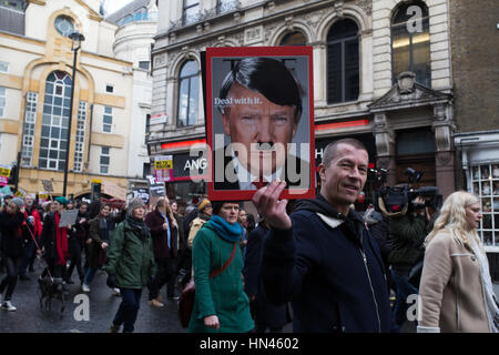 London, UK, 4e Février, 2017, de l'étiquette Homade Trump sur la couverture du magazine Time, marchant à Downing St à l'arrêt Trump Démo. Credit : Aimvphotography Banque D'Images