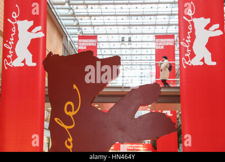 Berlin. Feb 8, 2017. Photo prise le 8 février 2017 montre des affiches et un symbole de la 67e Berlinale Festival International du Film de Berlin, capitale de l'Allemagne. La 67e Berlinale International Film Festival se déroulera du 9 février au 19 février. Credit : Shan Yuqi/Xinhua/Alamy Live News Banque D'Images