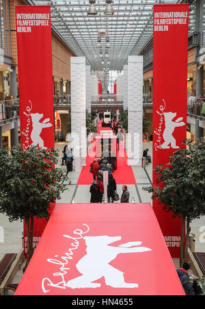 Berlin, Allemagne. Feb 8, 2017. Les gens de la file d'acheter des billets de la 67e Berlinale International Film Festival à un comptoir de billets à Berlin, capitale de l'Allemagne, le 8 février, 2017. La 67e Berlinale International Film Festival se déroulera du 9 février au 19 février. Credit : Shan Yuqi/Xinhua/Alamy Live News Banque D'Images