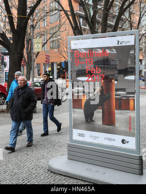 Berlin, Allemagne. Feb 8, 2017. Les gens passent devant une affiche de la 67e Berlinale Festival International du Film de Berlin, capitale de l'Allemagne, le 8 février, 2017. La 67e Berlinale International Film Festival se déroulera du 9 février au 19 février. Credit : Shan Yuqi/Xinhua/Alamy Live News Banque D'Images