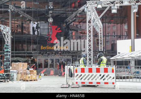 Berlin, Allemagne. Feb 8, 2017. Préparer les travailleurs en face du Berlinale Palast, le site principal de la 67e Berlinale, Festival International du Film de Berlin, capitale de l'Allemagne, le 8 février, 2017. La 67e Berlinale International Film Festival se déroulera du 9 février au 19 février. Credit : Shan Yuqi/Xinhua/Alamy Live News Banque D'Images