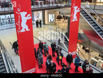 Berlin, Allemagne. Feb 8, 2017. Les gens de la file d'acheter des billets de la 67e Berlinale Festival International du Film de Berlin, capitale de l'Allemagne, le 8 février, 2017. La 67e Berlinale International Film Festival se déroulera du 9 février au 19 février. Credit : Shan Yuqi/Xinhua/Alamy Live News Banque D'Images