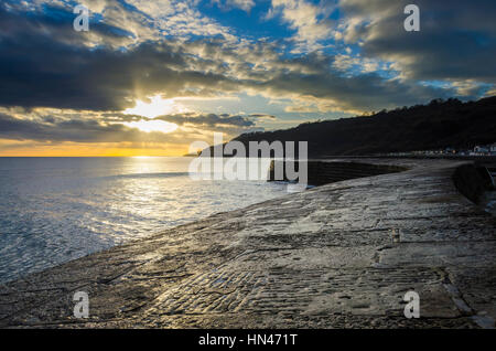 Lyme Regis, dans le Dorset, UK. 8 février 2017. Météo britannique. Un coucher de soleil spectaculaire vue au Cobb de la jetée à Lyme Regis dans le Dorset. Crédit photo : Graham Hunt/Alamy Live News Banque D'Images