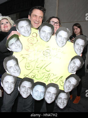 New York, NY, USA. Feb 8, 2017. Raul Esparza à NBC's Today Show de promouvoir le 400e épisode de la Loi et de l'unité spéciale le 8 février 2017 à New York. Credit : Rw/media/Alamy Punch Live News Banque D'Images