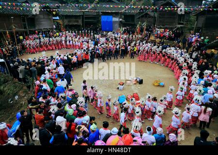 La Chine. 2e Février, 2017. La province du Guizhou, en Chine 2 février 2017 : (usage éditorial uniquement. Chine).Les gens du groupe ethnique minoritaire Miao portant des vêtements traditionnels de la danse pour célébrer la Fête du Printemps à Rongjiang, comté de la province du Guizhou, au sud-ouest de la Chine, le 2 février 2017. Crédit : SIPA Asie/ZUMA/Alamy Fil Live News Banque D'Images