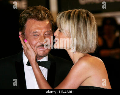 Johnny Hallyday et Laeticia Hallyday Kiss à la première du film 'Vengence' au 62e Festival de Cannes le 17 mai 2009 à Cannes, France. Photo de Francis Specker Banque D'Images