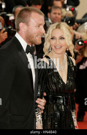 Madonna et son mari Guy Ritchie arrive au Palais des Festivals durant le 61ème Festival International du Film de Cannes le 21 mai 2008 à Cannes, France. Photo par Francis Specker Banque D'Images