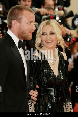 Madonna et son mari Guy Ritchie arrive au Palais des Festivals durant le 61ème Festival International du Film de Cannes le 21 mai 2008 à Cannes, France. Photo par Francis Specker Banque D'Images