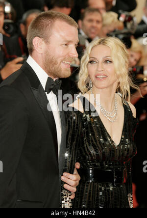 Madonna et son mari Guy Ritchie arrive au Palais des Festivals durant le 61ème Festival International du Film de Cannes le 21 mai 2008 à Cannes, France. Photo par Francis Specker Banque D'Images