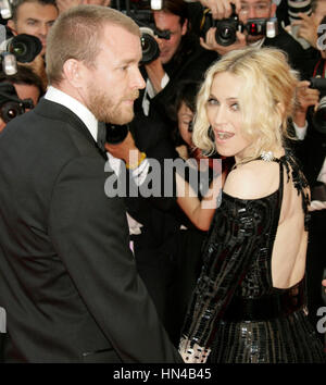 Madonna et son mari Guy Ritchie arrive au Palais des Festivals durant le 61ème Festival International du Film de Cannes le 21 mai 2008 à Cannes, France. Photo par Francis Specker Banque D'Images