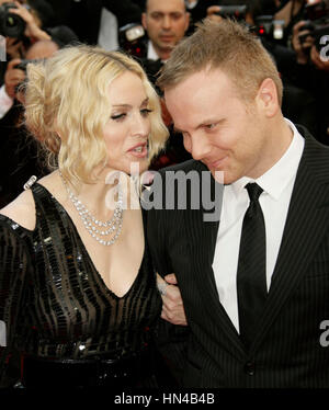 Madonna et son mari Guy Ritchie arrive au Palais des Festivals durant le 61ème Festival International du Film de Cannes le 21 mai 2008 à Cannes, France. Photo par Francis Specker Banque D'Images