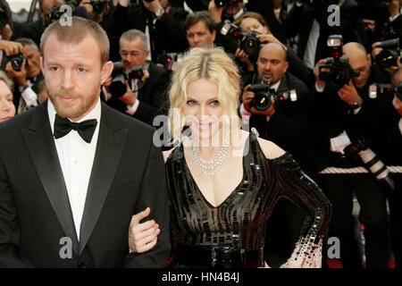 Madonna et son mari Guy Ritchie arrive au Palais des Festivals durant le 61ème Festival International du Film de Cannes le 21 mai 2008 à Cannes, France. Photo par Francis Specker Banque D'Images