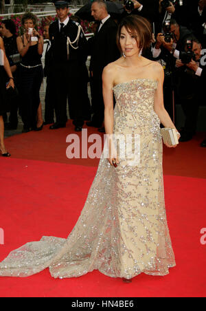 Michelle Yeoh arrive à la première pour le "l'échange" au Palais des Festivals durant le 61ème Festival International du Film de Cannes le 20 mai 2008 à Cannes, France. Photo par Francis Specker Banque D'Images