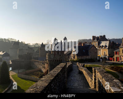 Les murs de la ville et du château médiéval de fougères, en Bretagne, France. Banque D'Images