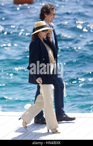 L'actrice Joan Collins et mari Percy Gibson à pied sur un quai le 18 mai 2008 à Antibes, France. Photo par Francis Specker Banque D'Images
