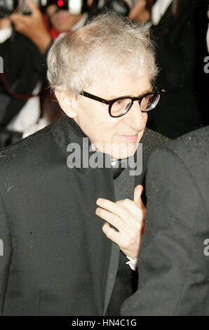 Réalisateur Woody Allen arrive sous la pluie à l'avant-première pour le film 'Vicky Cristina Barcelona' au Palais des Festivals durant le 61ème Festival International du Film de Cannes le 17 mai 2008 à Cannes, France.. Photo par Francis Specker Banque D'Images