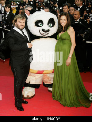 Angelina Jolie et Jack Black arrive à la première de 'Kung Fu Panda' au Festival de Cannes le 15 mai 2008 à Cannes, France. Photo par Francis Specker Banque D'Images