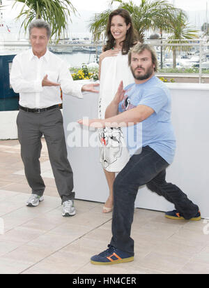 Dustin Hoffman, Angelina Jolie, gauche, centre, et Jack Black présentent à l'appel de la photo de 'Kung Fu Panda' au Festival de Cannes le 15 mai 2008 à Cannes, France. Photo par Francis Specker Banque D'Images