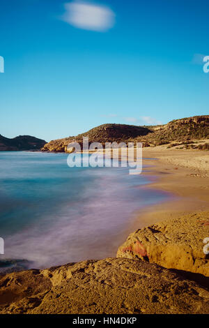 Plage de la Higuerica dans le lieu naturel des quatre Calas. Photos à longue exposition au lever du soleil sur la côte d'Aguilas, Murcia. Banque D'Images