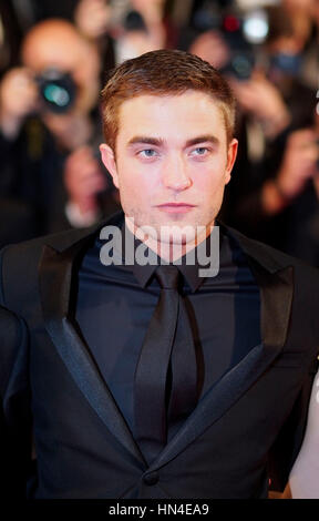 Robert Pattinson arrive pour la première du film, des cartes pour les stars, au Festival de Cannes le 19 mai 2014, à Cannes, France. Photo par Francis Specker Banque D'Images