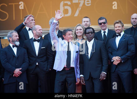 La distribution de pièces d'usure 3, y compris Sylvester Stallone, Mel Gibson, Harrison Ford, Kelsey Grammar, Dolph Lundgren, Wesley Snipes, Jason Stratham et Kellan Lutz arrivent sur le tapis rouge au Festival de Cannes le 18 mai 2014, à Cannes, France. Photo par Francis Specker Banque D'Images