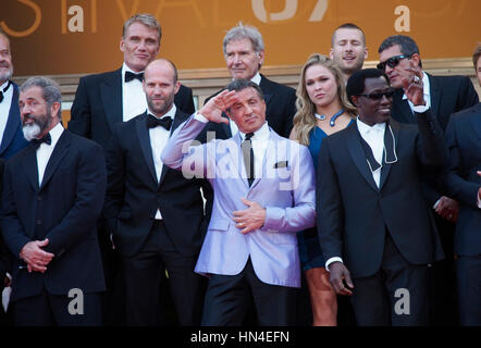 La distribution de pièces d'usure 3, y compris Sylvester Stallone, Mel Gibson, Harrison Ford, Kelsey Grammar, Dolph Lundgren, Wesley Snipes, Jason Stratham et Kellan Lutz arrivent sur le tapis rouge au Festival de Cannes le 18 mai 2014, à Cannes, France. Photo par Francis Specker Banque D'Images