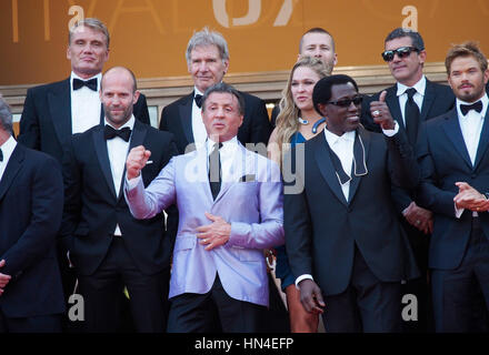 La distribution de pièces d'usure 3, y compris Sylvester Stallone, Mel Gibson, Harrison Ford, Kelsey Grammar, Dolph Lundgren, Wesley Snipes, Jason Stratham et Kellan Lutz arrivent sur le tapis rouge au Festival de Cannes le 18 mai 2014, à Cannes, France. Photo par Francis Specker Banque D'Images