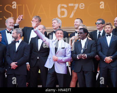 La distribution de pièces d'usure 3, y compris Sylvester Stallone, Mel Gibson, Harrison Ford, Kelsey Grammar, Dolph Lundgren, Wesley Snipes, Jason Stratham et Kellan Lutz arrivent sur le tapis rouge au Festival de Cannes le 18 mai 2014, à Cannes, France. Photo par Francis Specker Banque D'Images